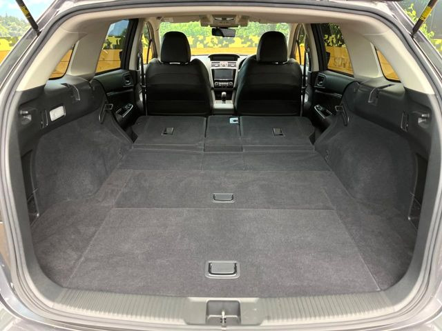 ���i�̂���������ʋ΁A���}���ɏ\���ȉ׎��X�y�[�X���m�ۂ��Ă���܂��B�Z�J���h�V�[�g��|���ƁA�傫�ȉו��̐ύڂ��\�ł���