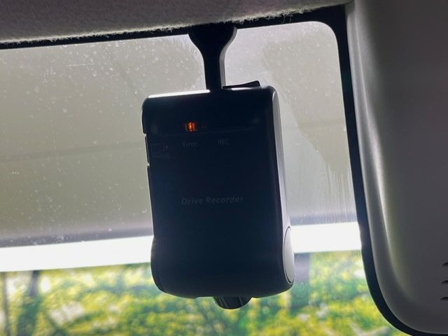 【ドライブレコーダー】安心・安全なカーライフに必須のドライブレコーダーを装備!走行中はもちろん、あおり運転や事故に遭遇した際の状況も映像で記録し、万一のリスクに備えます。
