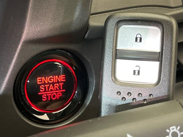 �yHonda�X�}�[�g�L�[�z�J�o����|�P�b�g�ɓ��ꂽ�܂܂ł��h�A�̎{���E�������\�ȃX�}�[�g�L�[�𑕔��B�G���W���̃I���E�I�t�����J�M�����o���K�v����������Ƃ��Ă��֗��ł���