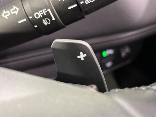 【パドルシフト】ハンドルから手を離さずに素早くシフトアップ&ダウンができるので、エンジンブレーキを使う下り坂や高速道路の合流で加速したい場面で役立ちます。