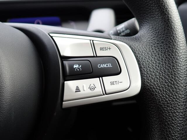 �y�N���[�Y�R���g���[���z�������H�ł̒��������s���y�Ɂ�A�N�Z���y�_���𓥂܂��Ɏԑ������ɕۂ��Ƃ��\�ł��B�O���̎ԗ������m���ĎԊԂ�ۂ悤�ɑ��x���߂��Ă���܂�!!