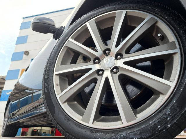 【純正18インチアルミホイール】外観にマッチした純正アルミホイールを装着しております。各種社外アルミホイールや、スタッドレスタイヤも取扱いしております。是非ご相談ください♪