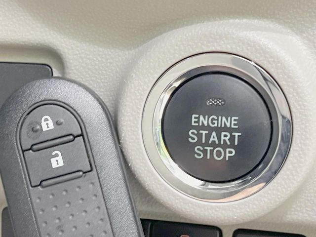 【スマートキー】カバンやポケットに入れたままでもドアの施錠・解錠が可能なスマートキーを装備。エンジンのオン・オフ時もカギを取り出す必要が無いからとっても便利です♪