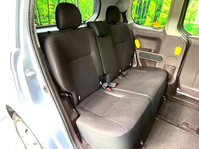 後部座席も気になるようなキズ・汚れやへたり等、大きなダメージはなく、良好な状態です。