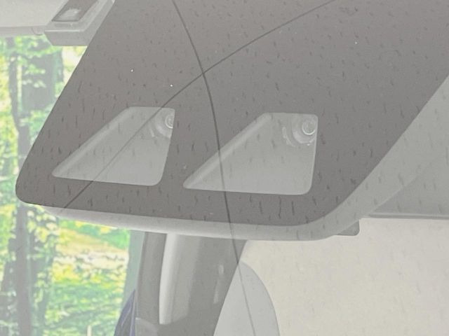 【プリクラッシュセーフティ】前方の車両等を検知し、衝突しそうな時は警報で注意を促し、ブレーキを踏む力をサポート。ブレーキを踏めなかった場合は衝突被害軽減ブレーキが作動、衝突回避をサポートします。