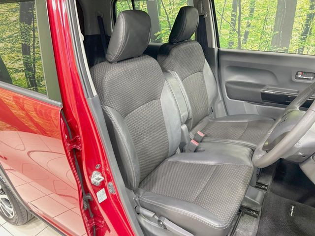 【ハーフレザーシート】高級感と座り心地を両立した人気のシート♪背面・座面のファブリック素材は、通気性の良さや滑りにくさに優れています。気温や服装に左右されず快適にお乗りいただけます。