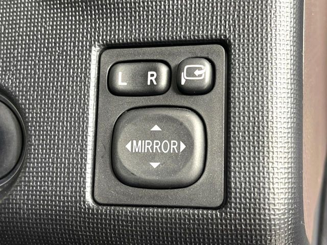 【電動格納ミラー】サイドミラーは電動格納式となっており、狭い駐車場でもキズがつくリスクを抑えられます。