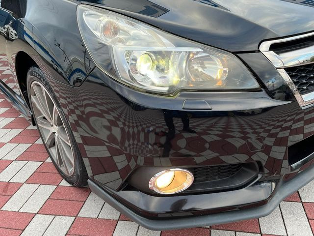 【HIDヘッドライト】非常に明るく前方を照らしてくれるので、悪天候や夜間の走行時も視界良好で安心してお乗りいただけます。