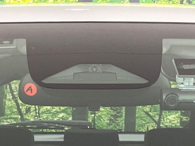 【シティブレーキアクティブシステム】低速走行中に前方の車両等を認識し、衝突しそうな時は警報とブレーキで衝突回避と被害軽減をアシスト。より安全にドライブをお楽しみいただけます。