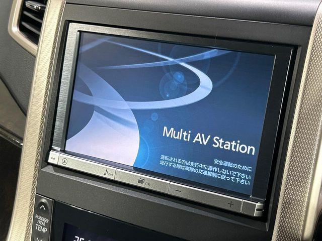 【純正大画面ナビ】人気の大型8インチナビを装備。存在感のある大画面はインパクト大!ナビ利用時のマップ表示は見やすく、テレビやDVDは臨場感がアップ!いつものドライブがグッと楽しくなります♪