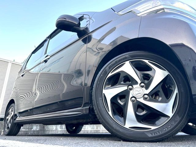 【純正15インチアルミホイール】外観にマッチした純正アルミホイールを装着しております。各種社外アルミホイールや、スタッドレスタイヤも取扱いしております。是非ご相談ください♪