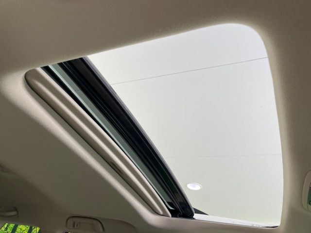 【サンルーフ】開放感たっぷりの希少装備、サンルーフが装着されています!車内に明かりを取り入れたり景色を楽しむ以外にも、車内の空気も簡単に換気できて快適です!