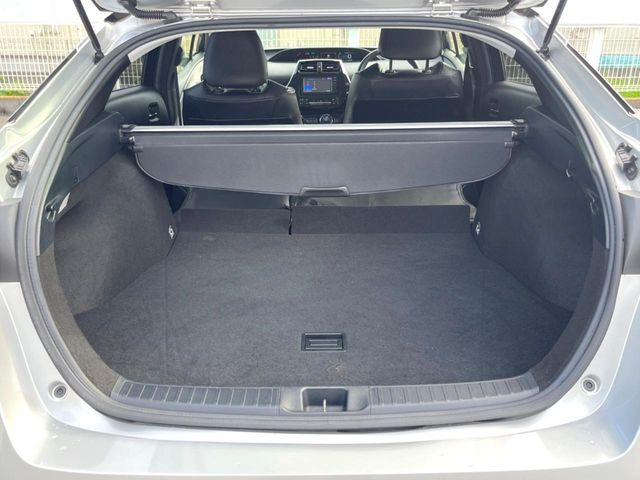 ���i�̂���������ʋ΁A���}���ɏ\���ȉ׎��X�y�[�X���m�ۂ��Ă���܂��B�Z�J���h�V�[�g��|���ƁA�傫�ȉו��̐ύڂ��\�ł���