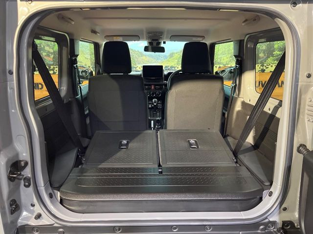 後席を格納すると、これだけの広さが!シーンに合わせたシートアレンジで、大きな荷物も積むことが出来ます♪