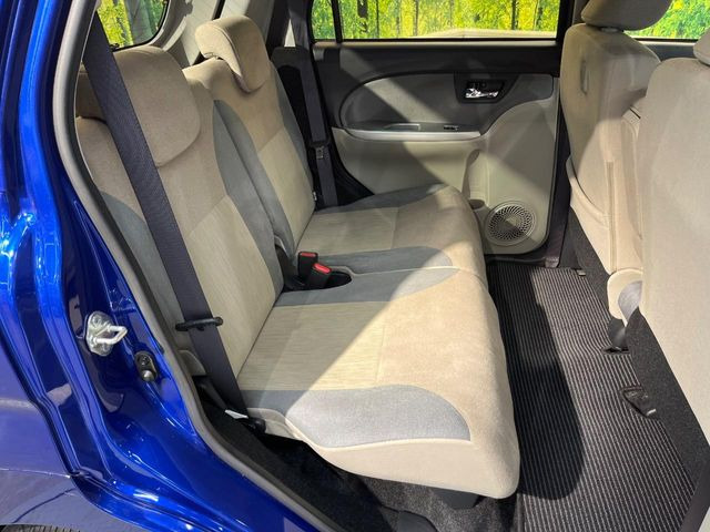 後部座席も気になるようなキズ・汚れやへたり等、大きなダメージはなく、良好な状態です。