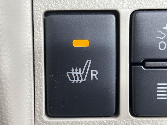 【シートヒーター】寒い日に重宝するシートヒーター!エアコンより早く温まってくれるので寒がりの人も安心ですね♪エアコンの温風は乾燥するから苦手、という方にもをおすすめです。