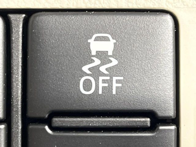 【横滑り防止装置】車両の横滑りを感知すると、自動的に車両の進行方向を保つように車両を制御します。雨の日など滑りやすい路面状況でも安全な運転が可能です。