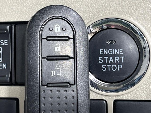 【キーフリーシステム】カバンやポケットに入れたままでもドアの施錠・解錠が可能なスマートキーを装備。エンジンのオン・オフ時もカギを取り出す必要が無いからとっても便利です♪