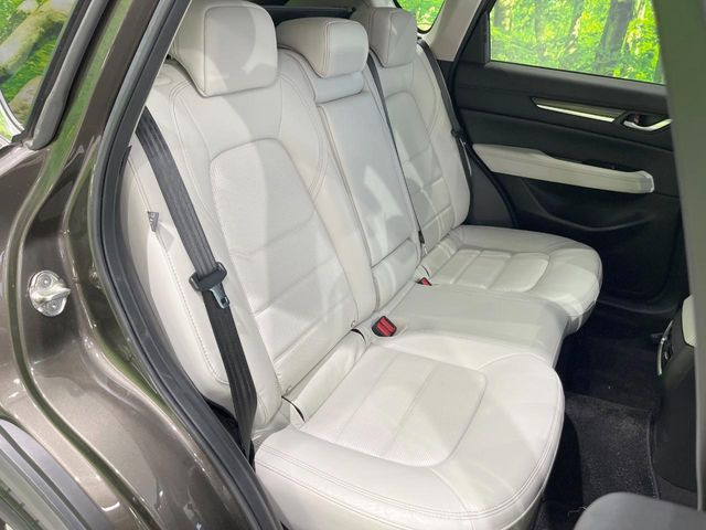 後部座席も気になるようなキズ・汚れやへたり等、大きなダメージはなく、良好な状態です。