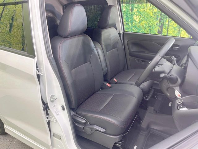 運転席シート廻りは使用感も少なく、良好な状態となっています。前オーナー様が丁寧に使っていたことがよくわかりますね。