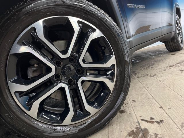 ●純正18インチアルミホイール:輸入車ならではの卓越した走りを支えるホイールと足回りです!日本車の走りに慣れている方にもぜひ体感して頂きたいほど、高いレベルでまとまっています!
