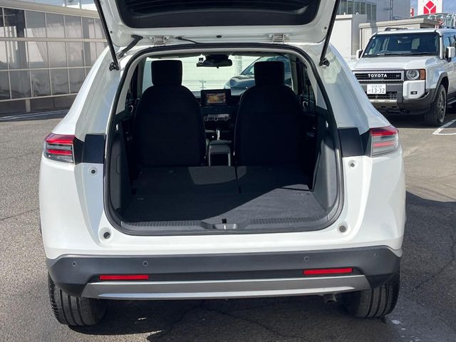 普段のお買い物や通勤、送迎等に十分な荷室スペースを確保しております。セカンドシートを倒すと、大きな荷物の積載も可能です♪