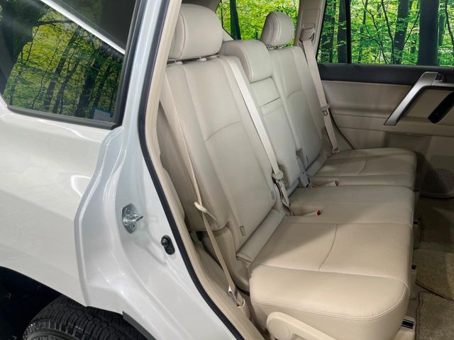 後部座席も気になるようなキズ・汚れやへたり等、大きなダメージはなく、良好な状態です。