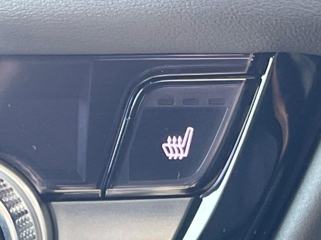 【前席シートヒーター】寒い日に重宝するシートヒーター!エアコンより早く温まってくれるので寒がりの人も安心ですね♪エアコンの温風は乾燥するから苦手、という方にもをおすすめです。