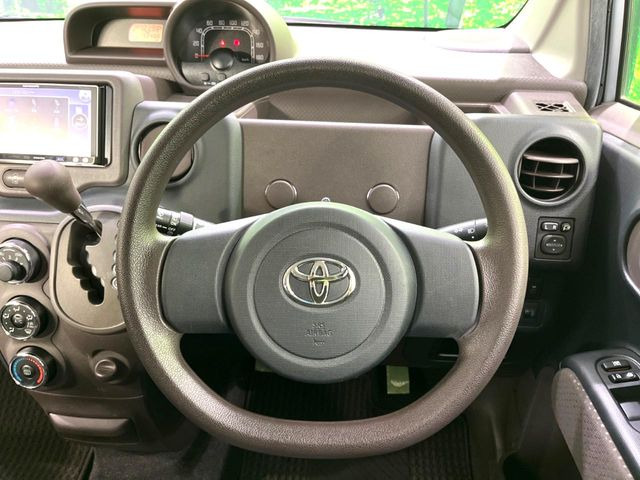 インテリアに合わせたデザインのステアリングは、運転される方のことも考え、運転しやすい形状、大きさです。是非一度、実際に触ってお確かめください。