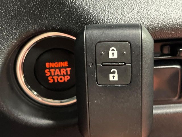 【キーレススタートシステム】カバンやポケットに入れたままでもドアの施錠・解錠が可能なスマートキーを装備。エンジンのオン・オフ時もカギを取り出す必要が無いからとっても便利です♪