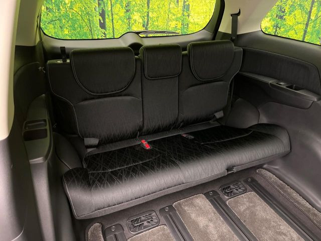 3列目シートはもちろん状態良好☆大人でもゆったりと座って頂けますので、大人数でのお出かけもラクラクです♪ご家族で、気の知れた仲間で、ドライブに行くのが楽しみですね♪