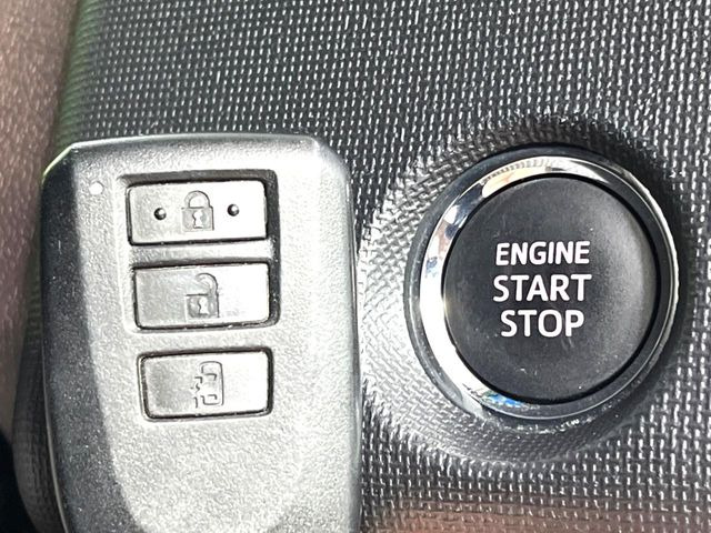 【スマートキー】カバンやポケットに入れたままでもドアの施錠・解錠が可能なスマートキーを装備。エンジンのオン・オフ時もカギを取り出す必要が無いからとっても便利です♪