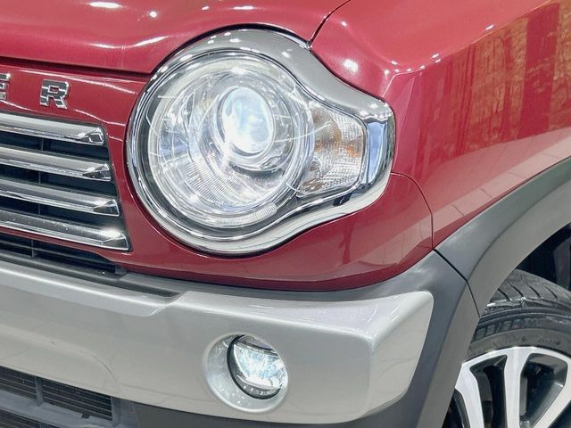 【HIDヘッドライト】非常に明るく前方を照らしてくれるので、悪天候や夜間の走行時も視界良好で安心してお乗りいただけます。