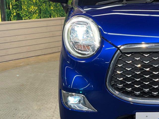 【LEDヘッドライト】悪天候や夜間走行時も良好な視界を確保し安心して運転できる高輝度LEDヘッドライトを装備!点灯速度が早く、消費電力も抑えられています。