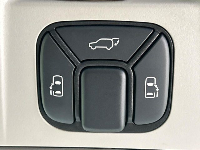 【両側パワースライドドア】スマートキーや運転席のスイッチで後席両側スライドドアの開閉が可能♪電動だから力を入れてドアを開ける必要が無く、小さなお子様でも簡単に開け閉めでき快適です♪