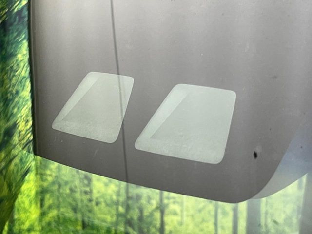 【スマートアシスト】走行中に前方の車両等を認識し、衝突しそうな時は警報とブレーキで衝突回避と被害軽減をアシスト。より安全にドライブをお楽しみいただけます。