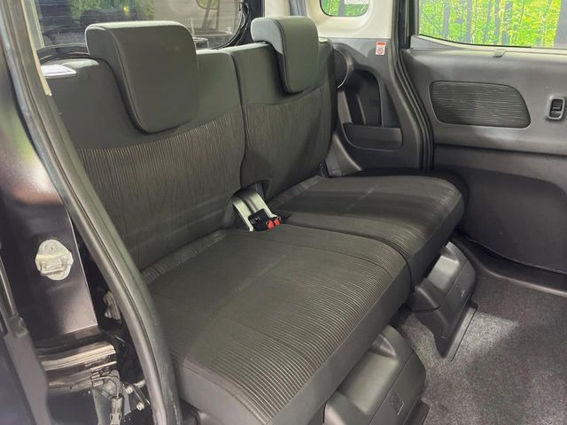 後部座席も気になるようなキズ・汚れやへたり等、大きなダメージはなく、良好な状態です。