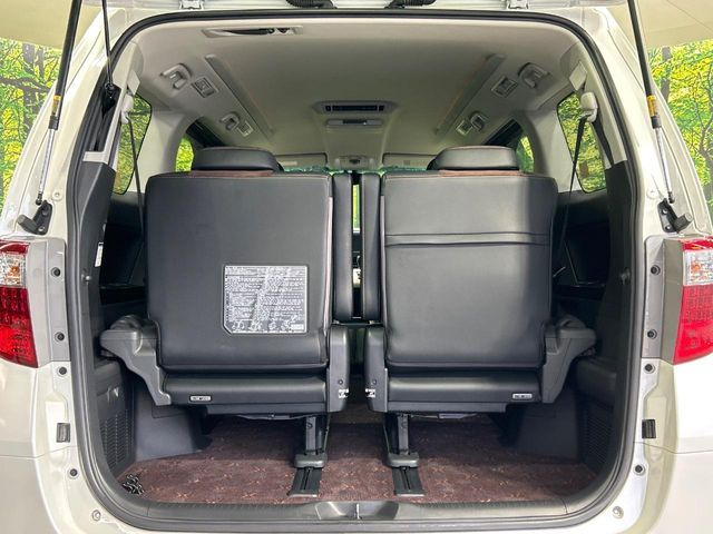 積み下ろしのしやすいデッキにはたっぷりと荷物を積み込んでいただけます。遊びから仕事まで、様々なシーンで頼れます♪