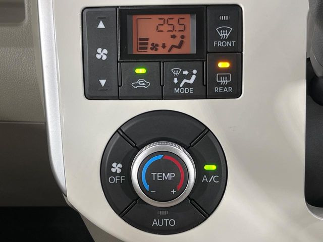 【オートエアコン】一度お好みの温度に設定すれば、車内の温度を検知し風量や温度を自動で調整。暑い&hellip;寒い&hellip;と何度もスイッチ操作をする必要はありません。快適な車内空間には必須の機能ですね♪