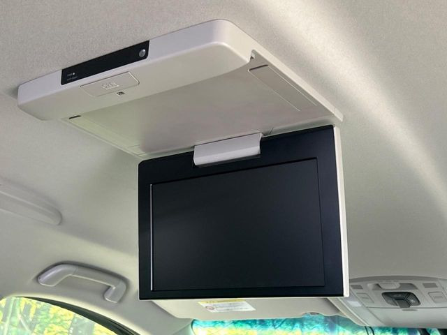 【フリップダウンモニター】大画面モニターで後席でもエンタメをお楽しみいただけます。小さなお子様にも大人気の装備です♪