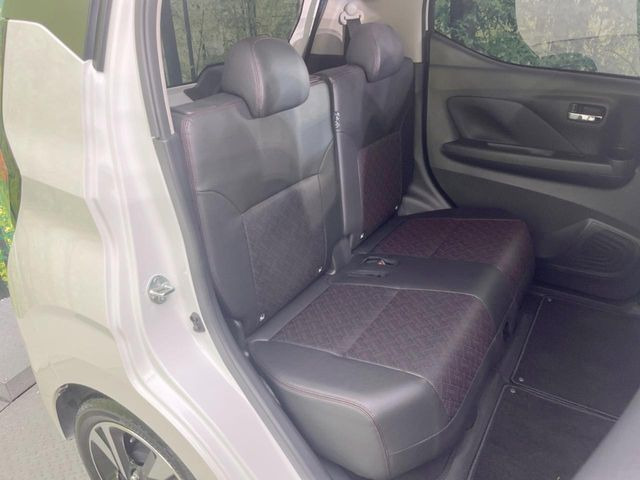 後部座席も気になるようなキズ・汚れやへたり等、大きなダメージはなく、良好な状態です。