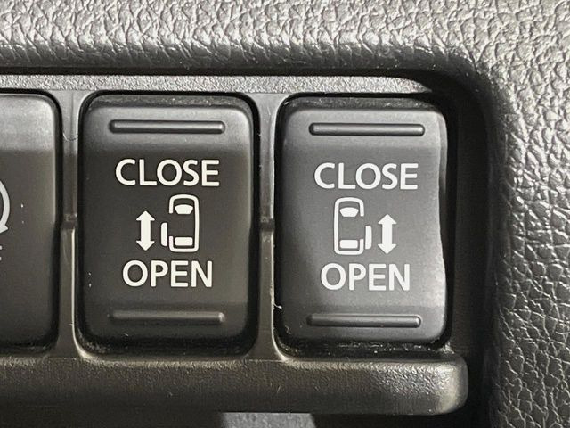 【両側パワースライドドア】スマートキーや運転席のスイッチで後席両側スライドドアの開閉が可能♪電動だから力を入れてドアを開ける必要が無く、小さなお子様でも簡単に開け閉めでき快適です♪