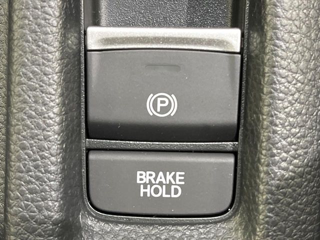 【オートブレーキホールド】信号待ちや渋滞で停車時にブレーキから足を離しても、停止状態を保持してくれます。前進するときはアクセルを踏めば自動で解除されるので安心♪街乗り運転が楽になります♪