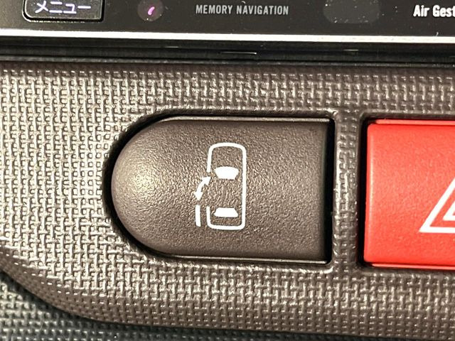 【パワースライドドア】スマートキーや運転席のスイッチでスライドドアの開閉が可能♪電動だから力を入れてドアを開ける必要が無く、小さいお子様でも、重い荷物を持っている時もラクに開け閉めできます♪