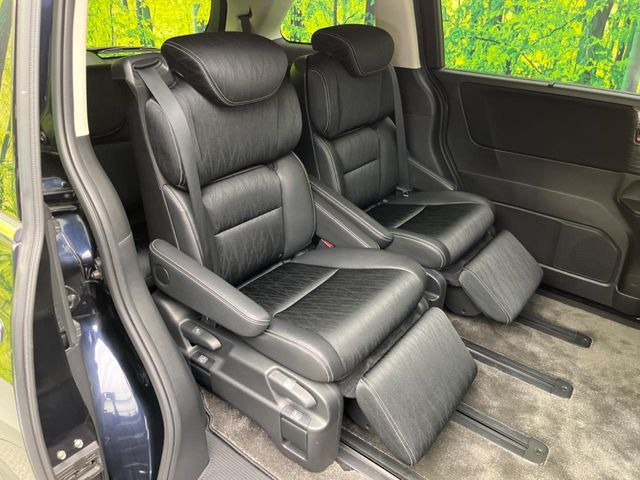 後部座席も気になるようなキズ・汚れやへたり等、大きなダメージはなく、良好な状態です。