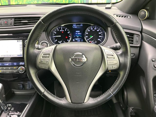 �C���e���A�ɍ��킹���f�U�C���̃X�e�A�����O�́A�^�]�������̂��Ƃ��l���A�^�]���₷���`��A�傫���ł��B�����x�A���ۂɐG���Ă��m���߂��������B