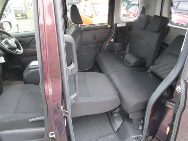 ヘッドレストを外してシートを倒すとフラットシートになります!