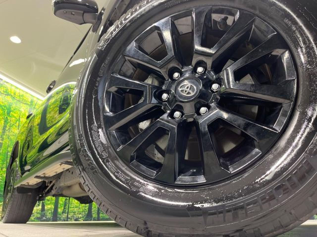 【純正オプション18インチアルミホイール】純正オプションホイールを装着。走行性能の向上に加え、外観もよりスタイリッシュになっています。