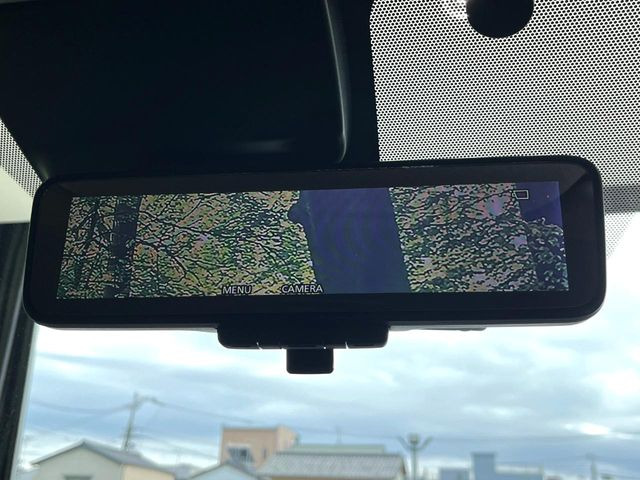 【インテリジェントルームミラー】後席の大きな荷物や同乗者で後方が確認しづらい時でも安心!カメラが撮影した車両後方の映像をルームミラー内に表示。クリアな視界で状況の確認が可能です!