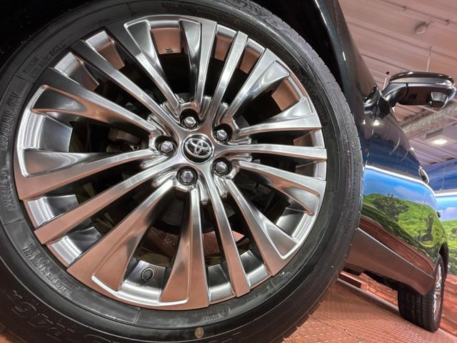 【純正19インチアルミホイール】外観にマッチした純正アルミホイールを装着しております。各種社外アルミホイールや、スタッドレスタイヤも取扱いしております。是非ご相談ください♪